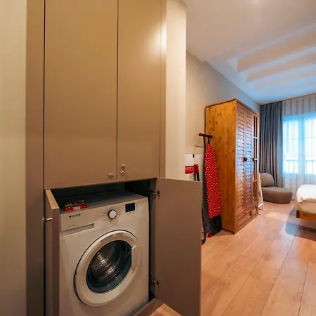 לינה וארוחת בוקר Galata Guest Teori 4*
