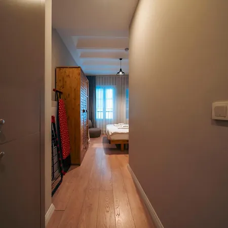 לינה וארוחת בוקר Galata Guest Teori 4*